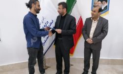تجلیل فرماندار مسجدسلیمان از حبیب تاجمیری بازیگر برگزیده دومین جشن مهر سینمای ایران