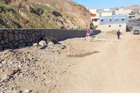 عملیات احداث دیوار حائل کوی شهید غفاری مسجدسلیمان رو به اتمام است