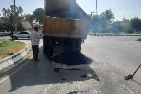 با دستور شهردار مسجدسلیمان  عملیات لکه گیری آسفالت مناطق مختلف شهر ادامه دارد