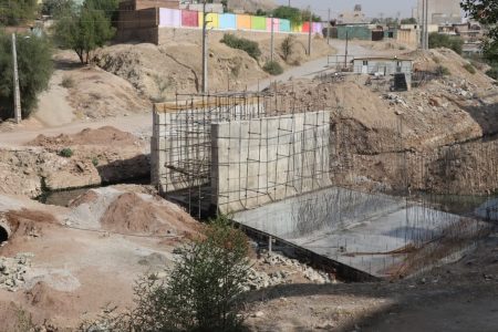 عملیات بتن ریزی عرشه و دستک های پروژه پل محله ای مالجونکی مسجدسلیمان در حال اجرا می باشد