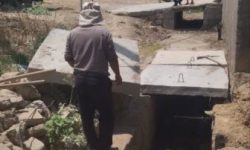 نصب درپوش بتنی کانالهای فاضلاب منطقه شیخ مندنی توسط شهرداری مسجدسلیمان 