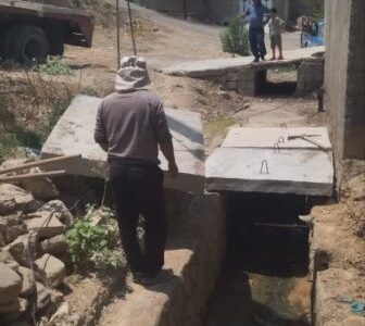 نصب درپوش بتنی کانالهای فاضلاب منطقه شیخ مندنی توسط شهرداری مسجدسلیمان 