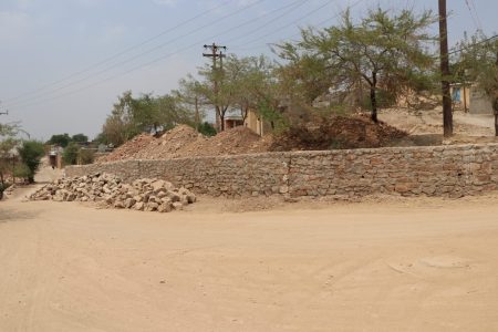 احداث دیوار حائل مسیر باشگاه سوارکاران به نفتک توسط شهرداری مسجدسلیمان   