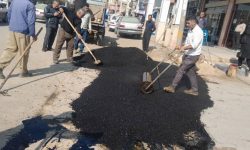 اجرای عملیات لکه گیری و ترمیم آسفالت معابر سطح شهر توسط شهرداری مسجدسلیمان 