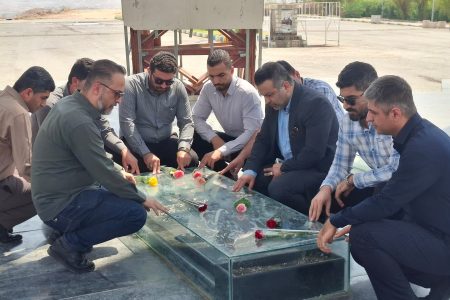 آغاز هفته وحدت با تجدید میثاق شهردار مسجدسلیمان با شهدا و برپایی میز خدمت در مصلی