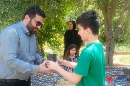 هم صدایی شهر و شهروند؛معاونت خدمات شهرداری مسجدسلیمان از خانواده ای بدون زباله تقدیر کرد