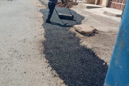 اجرای عملیات آسفالت نوار حفاری و لکه‌گیری معابر در سطح شهر مسجدسلیمان
