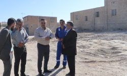 توجه به مناطق کم‌برخوردار؛ پروژه چمن مصنوعی کاروانسرا زیر ذره‌بین شهردار مسجدسلیمان