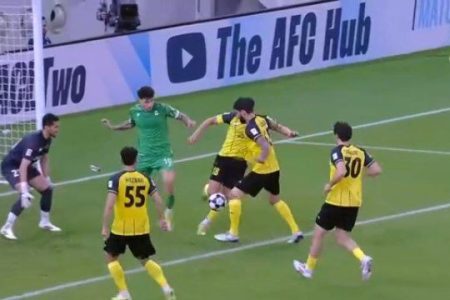 ویدیو| صحنه مشکوک پنالتی برای الاهلی برابر سپاهان که توسط داور رد شد