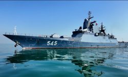 پهلوگیری ناو بالگردبر استویسکی روسیه در منطقه یکم‌امامت نداجا