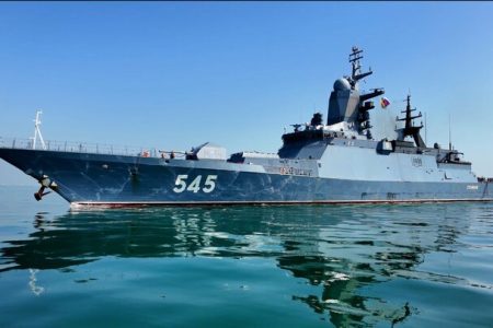 پهلوگیری ناو بالگردبر استویسکی روسیه در منطقه یکم‌امامت نداجا