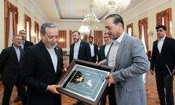 اهدای تابلوی ورزش کهن ایران به فرمانده ارتش پاکستان