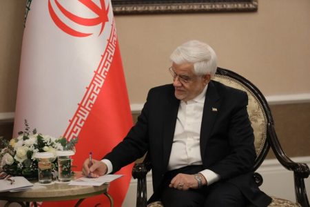 عارف: قهرمانی جوانان وزنه‌بردار، تجلی امید در برابر فشارهای دشمنان است