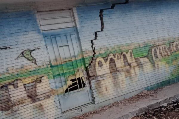 آوارِ غفلت در کمین عزاداران؛ ساختمان خدری تهدید برای شهروندان