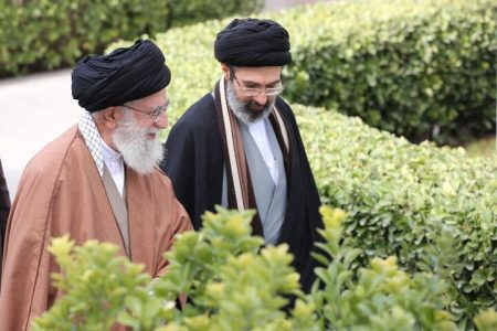 انتشار تصویر ویژه از رهبر انقلاب در کنار امام شهید به مناسبت عید غدیر