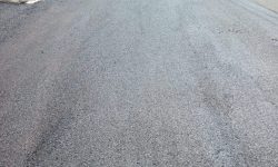پاسخ میدانی شهرداری به مطالبه شهروندان؛  عملیات روکش آسفالت خیابان حنیف‌نژاد کلید خورد
