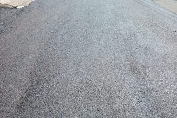 پاسخ میدانی شهرداری به مطالبه شهروندان؛  عملیات روکش آسفالت خیابان حنیف‌نژاد کلید خورد