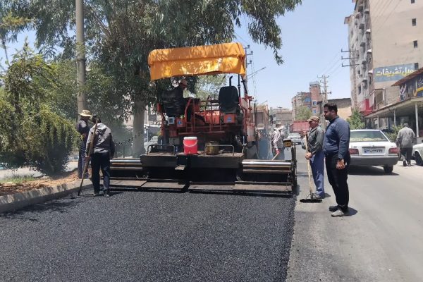 تحول در یکی از پرترددترین محورهای مسجدسلیمان؛ آسفالت‌ریزی پنج‌بنگله آغاز شد