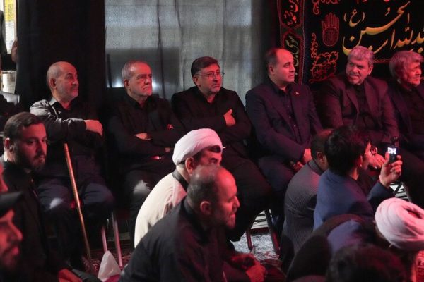 حضور رئیس‌ جمهور در آیین روضه خانگی شهید علی لاریجانی