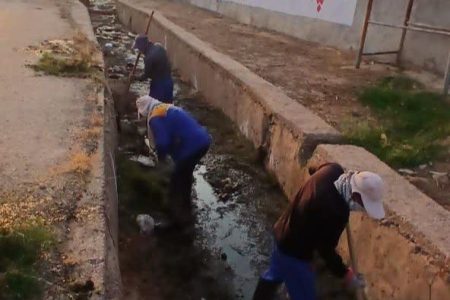 ساماندهی کانال‌های روباز منطقه بی‌بیان با آغاز عملیات لایروبی و آهک‌پاشی شهرداری