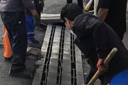 عملیات لایروبی، پاکسازی، شستشو و آهک پاشی کانال آب‌های سطحی مناطق مختلف سطح شهر در حال انجام است ..