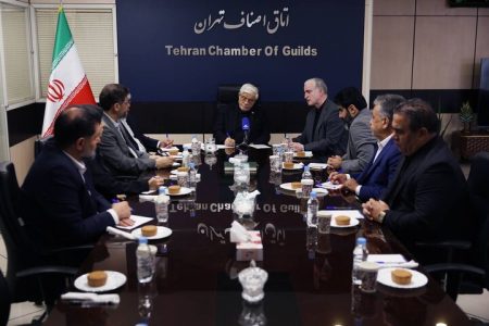 عارف: دولت آماده واگذاری اختیارات بازار به اصناف است