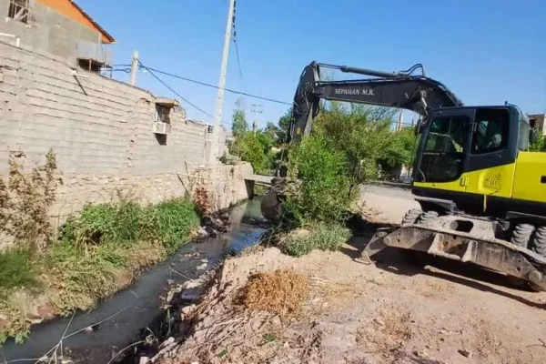 لایروبی کانال‌ها و مسیل‌های باشگاه سوارکاران در مسجدسلیمان