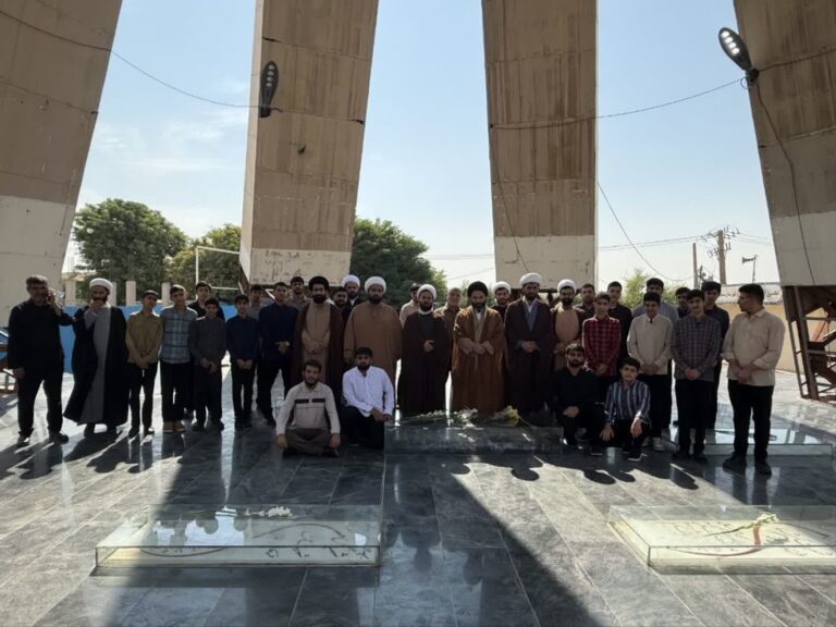 تجلیل از مقام شامخ اسوه ایثار و مقاومت، حضور امام جمعه، مدیریت و طلاب حوزه علمیه المهدی (عج) مسجدسلیمان بر مزار شهید بهنام محمدی