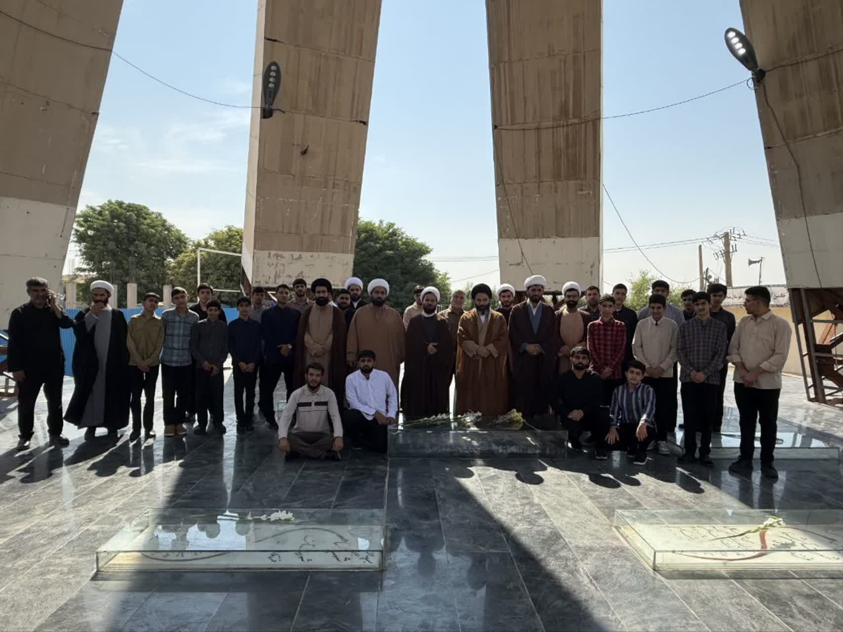 تجلیل از مقام شامخ اسوه ایثار و مقاومت، حضور امام جمعه، مدیریت و طلاب حوزه علمیه المهدی (عج) مسجدسلیمان بر مزار شهید بهنام محمدی